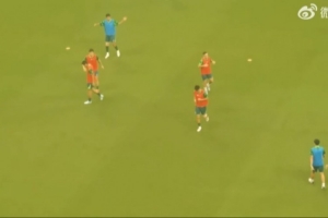 爱游戏体育-记者：国安派出双外援的轮换阵容 法比奥赛前召集球队作动员