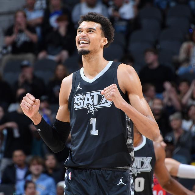 爱游戏-生日夜35+18对飚约基奇！文班百场里程碑载入史册