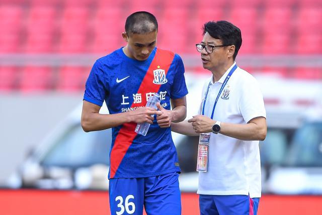 爱游戏全站-吴金贵连续2场神奇换人抢4分 23岁新星替补造3球